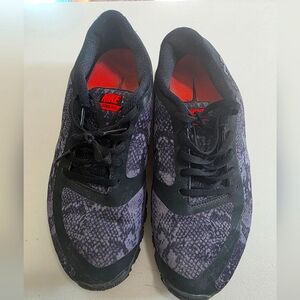 Nike Men's Black and Dark Gray Athletic Shoes